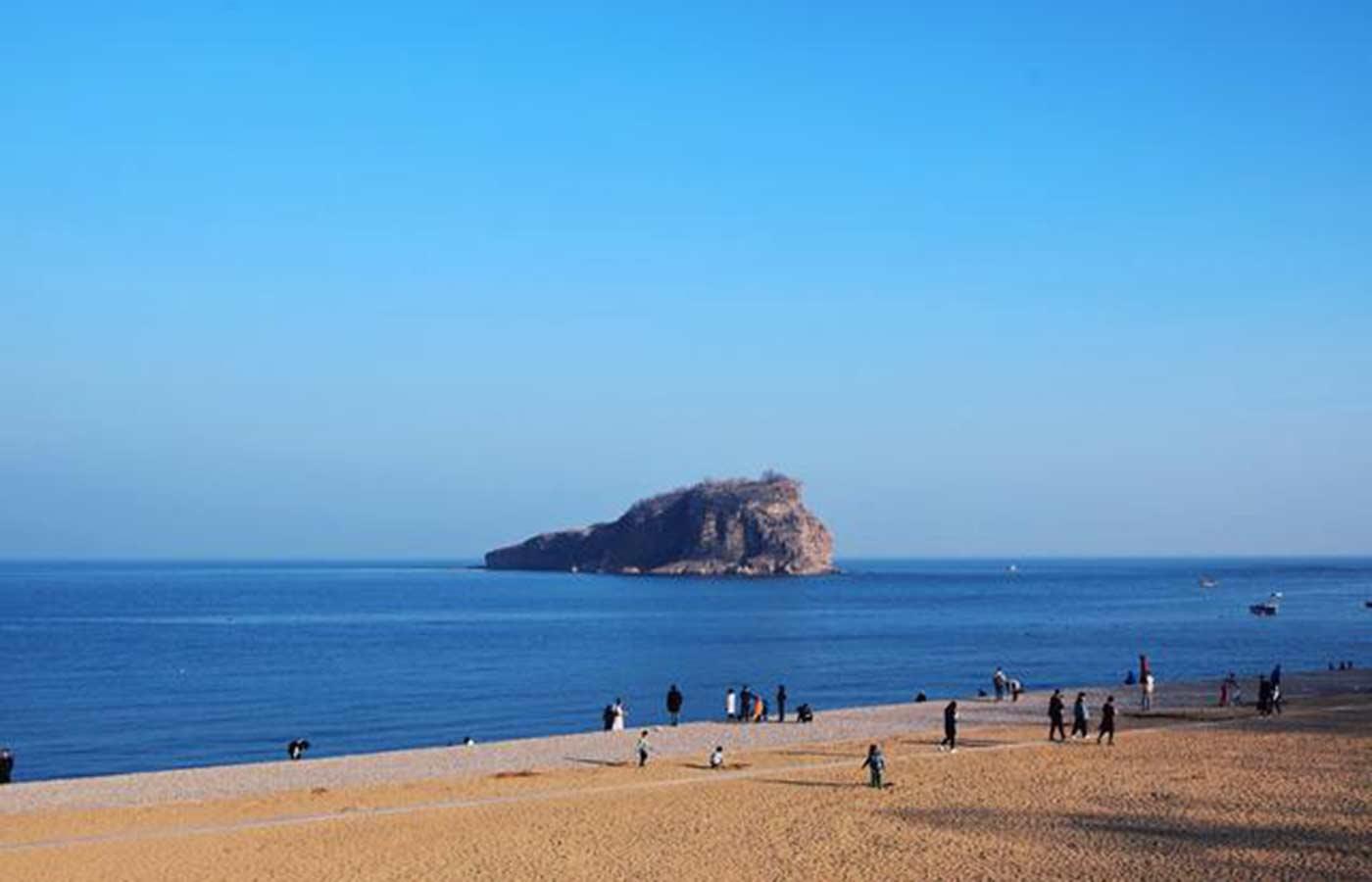 大(dà)連環境絕佳，氣候冬無嚴寒，夏無酷暑，有“東北(běi)之窗”“ 北(běi)方明珠”“浪漫之都”之稱，是中(zhōng)國東北(běi)對外(wài)開(kāi)放(fàng)的窗口和最大(dà)的港口城市；先後獲得國際花園城市 、中(zhōng)國最佳旅遊城市 、國家環保模範城市等榮譽。