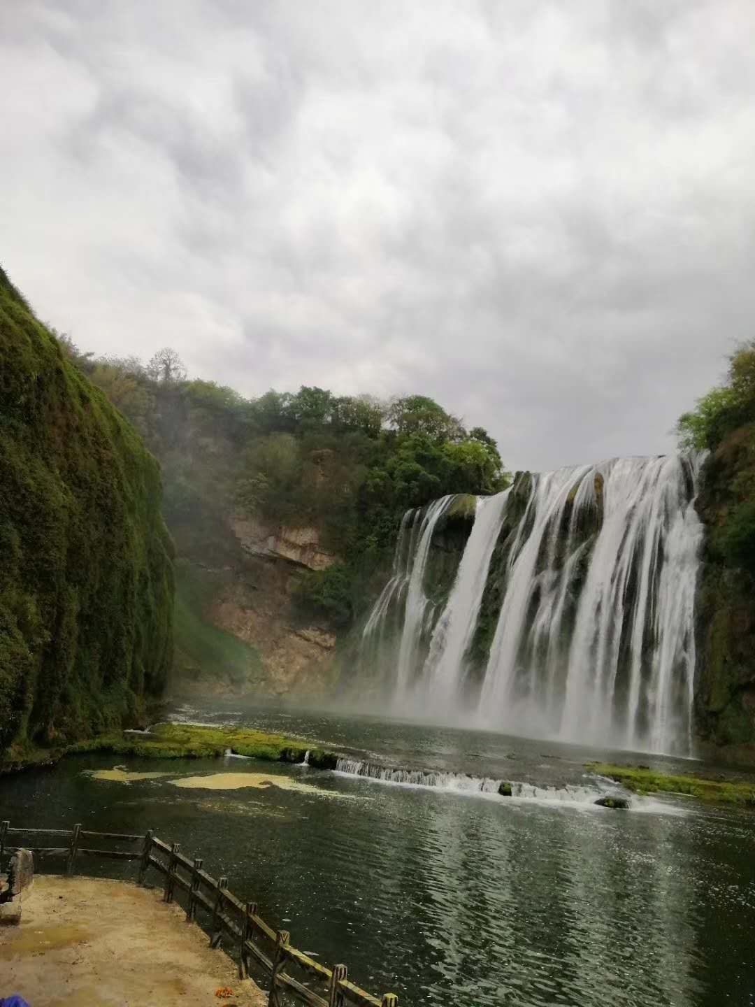 "大(dà)美風光在西部"，這句話(huà)決不是說說而已。不同于東南(nán)沿海地區的喧嚣熱鬧，祖國的西部地區更多是恬靜、悠然的，既有古城小(xiǎo)鎮的人文景色，也有浩瀚壯闊的自然風光，令人流連忘返。